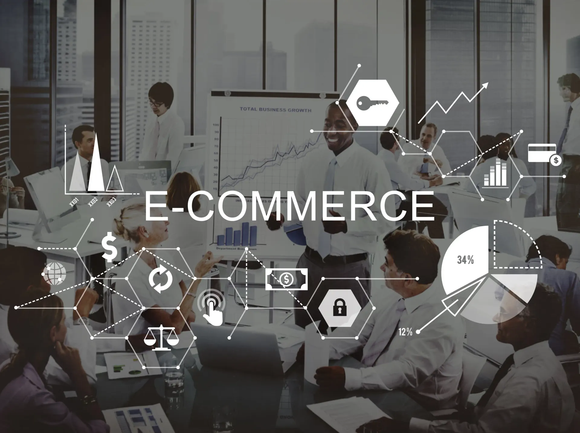 Réunion d’équipe en open space, superposée d’icônes de paiement, de sécurité et de statistiques autour du mot E-COMMERCE