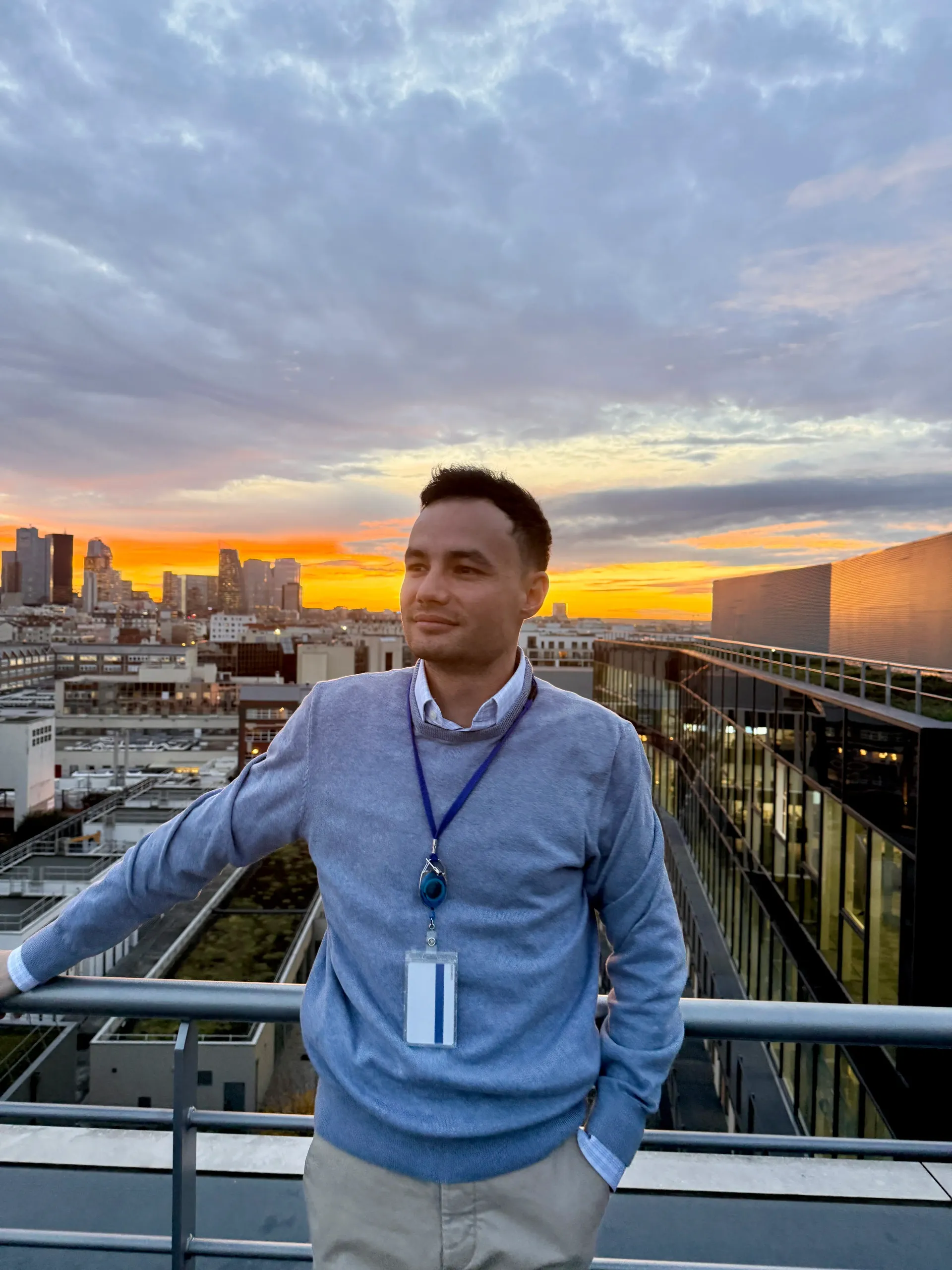 Kévin Heugas, fondateur d'Entité & Co, sur un toit-terrasse parisien au coucher du soleil