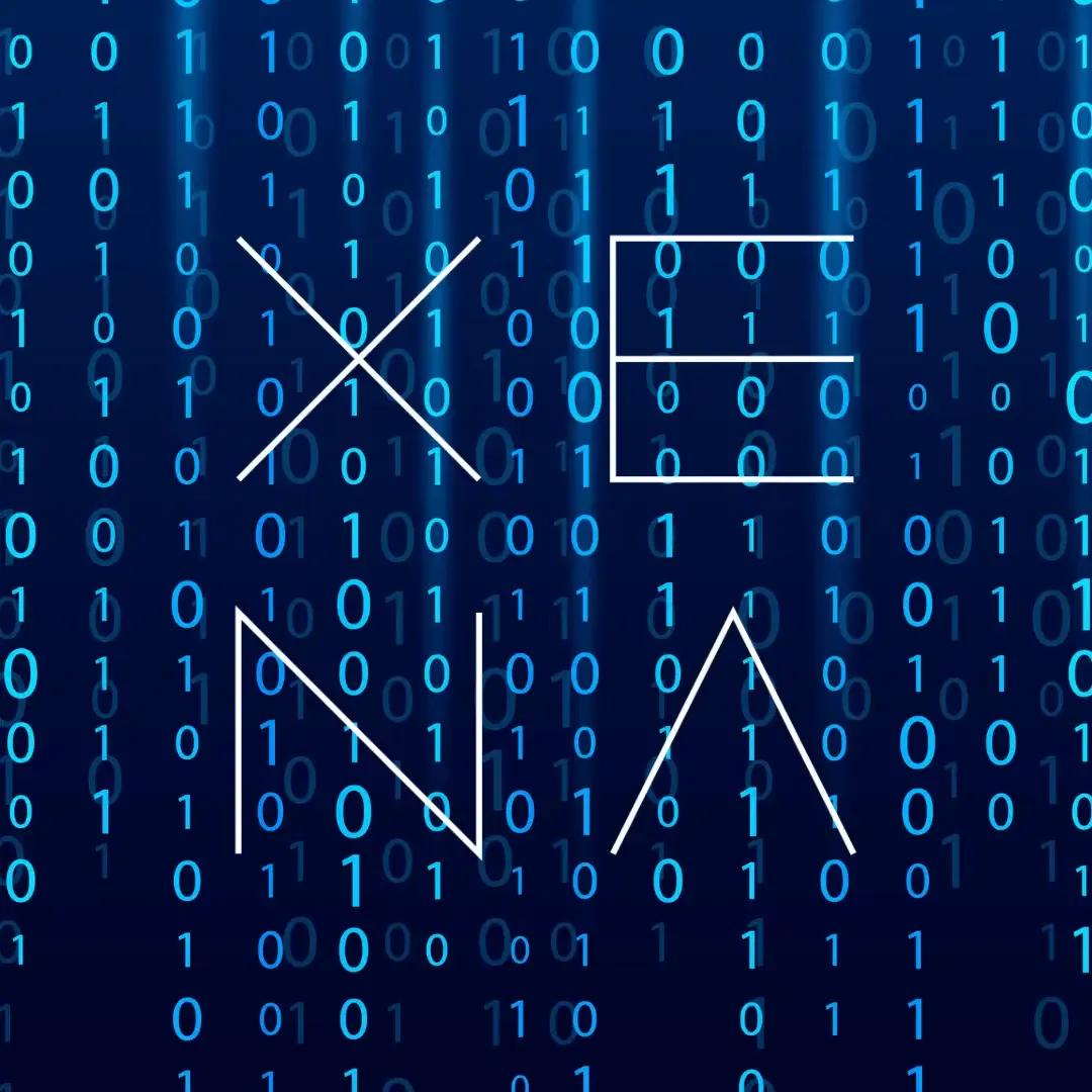 Ingénieure data devant un mur d’écrans de supervision, sous le logo XENA